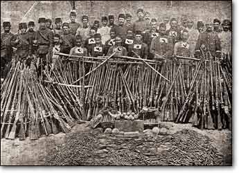 Yıl 1915: Diyarbakır'da yakalanan Ermeni komitacılar, silah ve bombalarıyla.